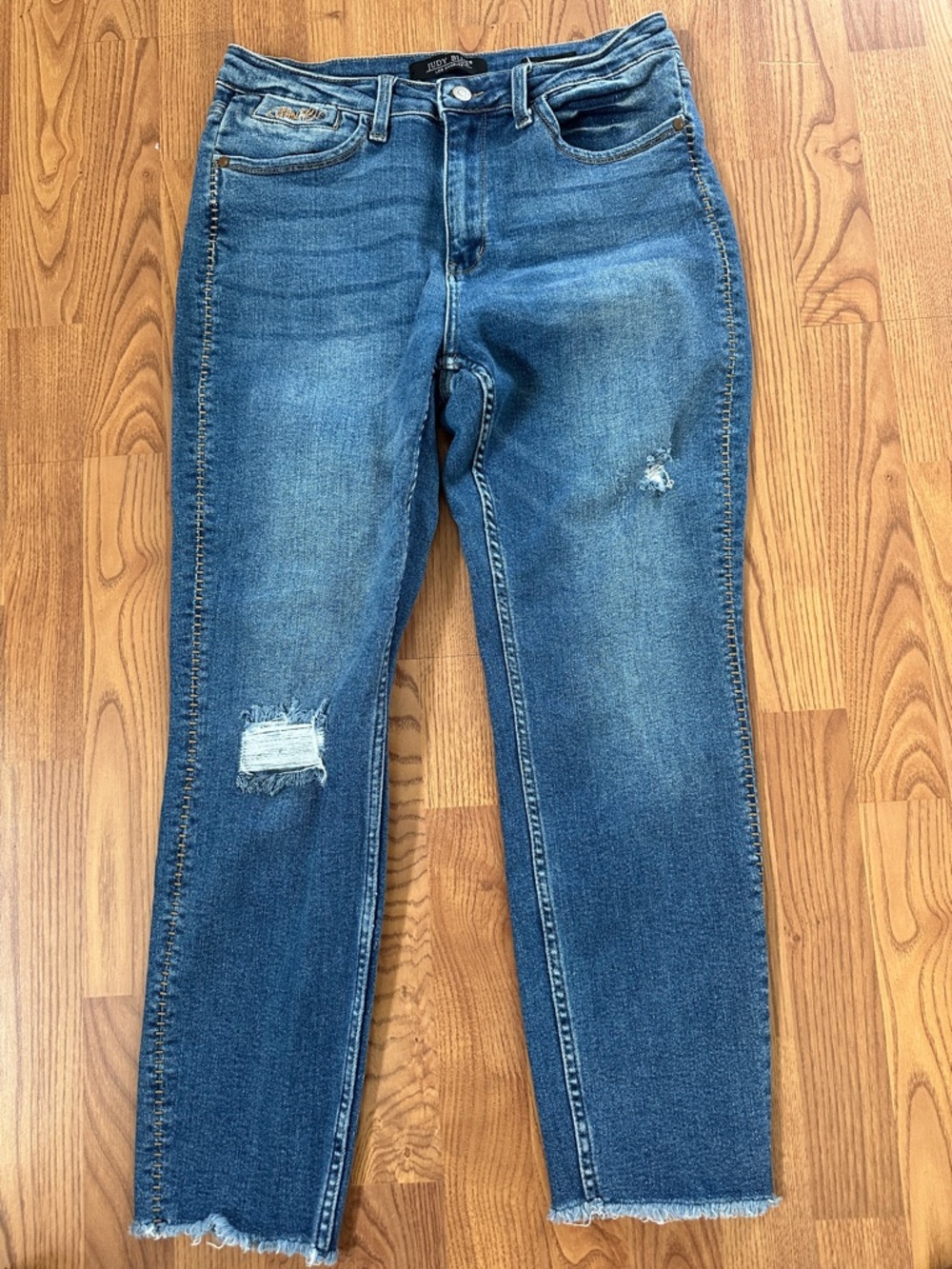 Judy Blue Medium Blue Distressed Ankle Crop Jeans